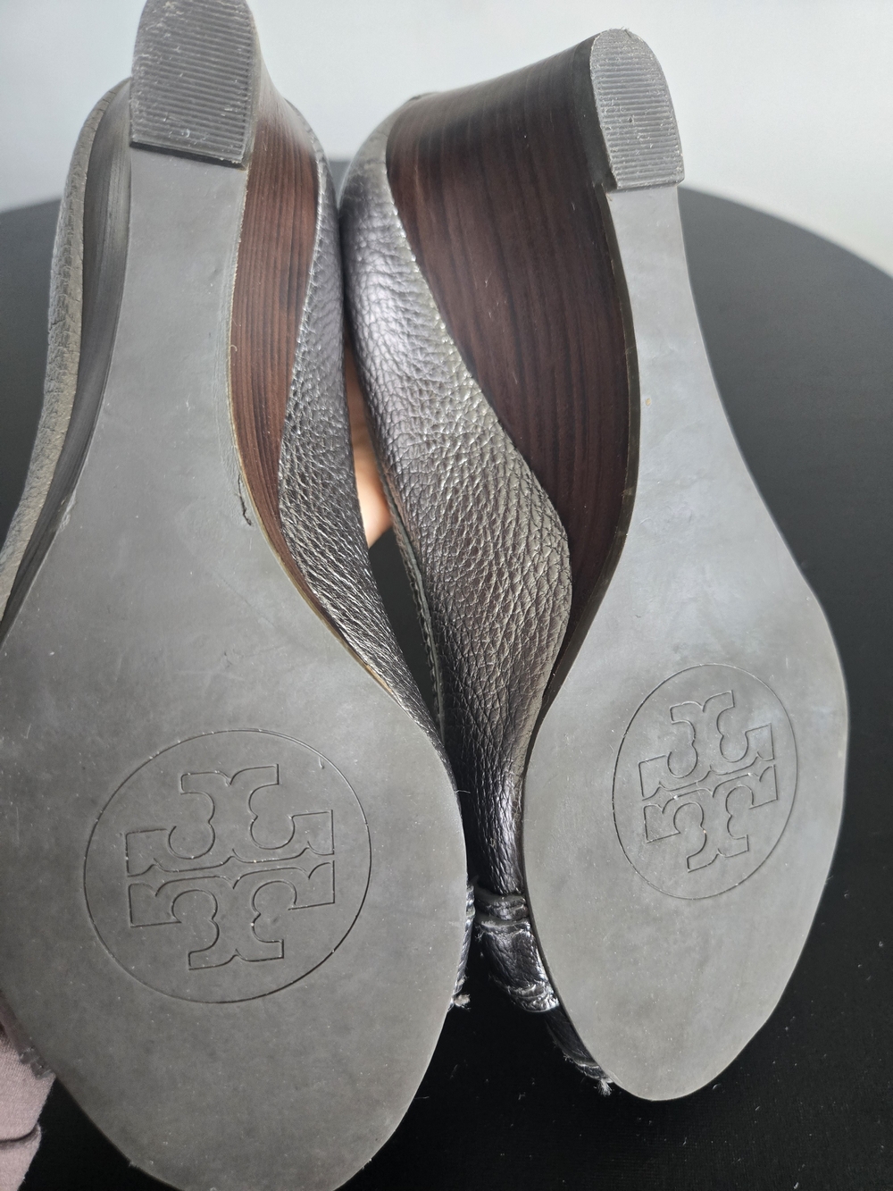 Tory Burch Silver Metallic Leather Peep Toe Wedges Size 7 - Picture 7 of 10